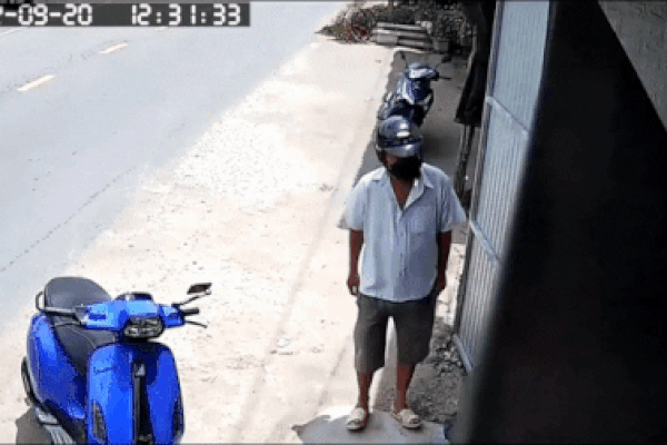 Người đàn ông lén lút, ai cũng tưởng trộm xe ga đắt tiền, thế nhưng thứ hắn cầm trên tay khiến tất cả ngỡ ngàng