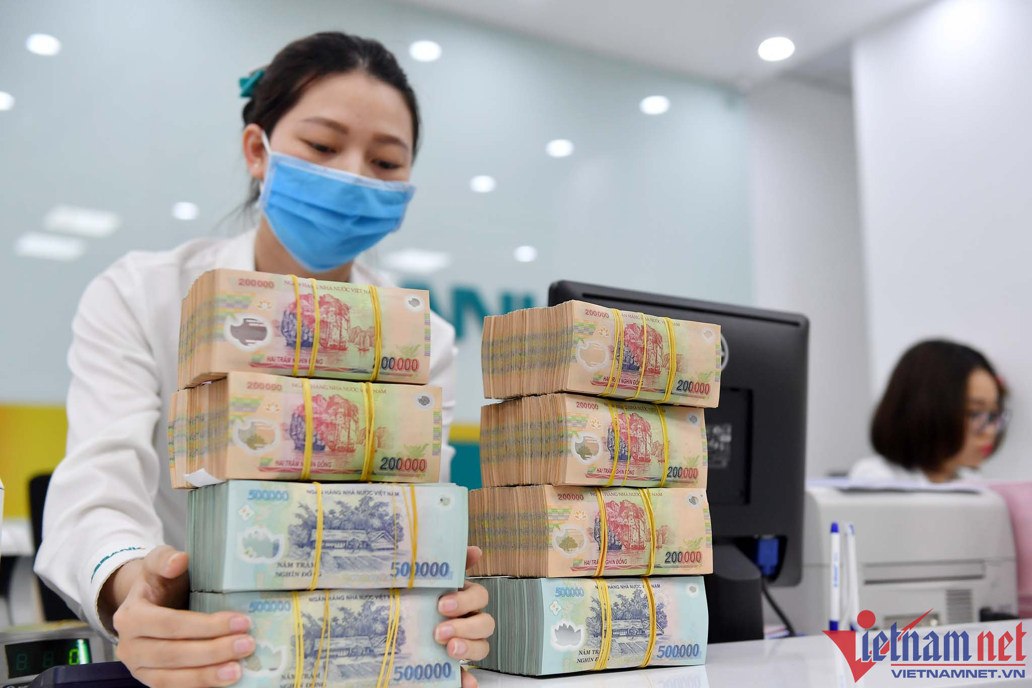 NHNN nói gì sau quyết định tăng mạnh lãi suất?-1