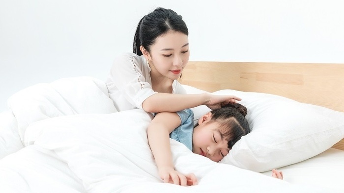 Bé trai 8 tuổi vẫn ngủ chung giường với mẹ, lời nói của con khiến mẹ nhận ra sự nghiêm trọng của vấn đề-3