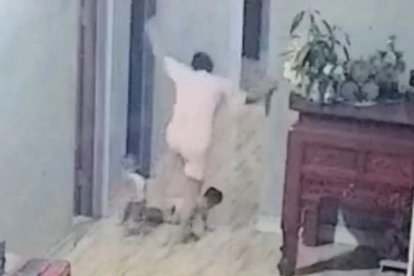 Người mẹ đạp gãy xương đùi con trai: Tôi sai rồi-2