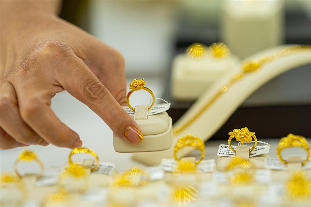 Giá vàng hôm nay 24/9: USD neo cao, vàng giảm giá-1