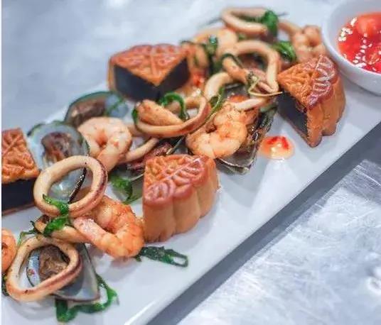 Giật mình với món bánh trung thu xào cà chua”: Món ăn vô cùng đắt khách, giá chỉ hơn 3000 đồng/suất-3