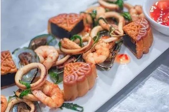 Giật mình với món “bánh trung thu xào cà chua”: Món ăn vô cùng đắt khách, giá chỉ hơn 3000 đồng/suất