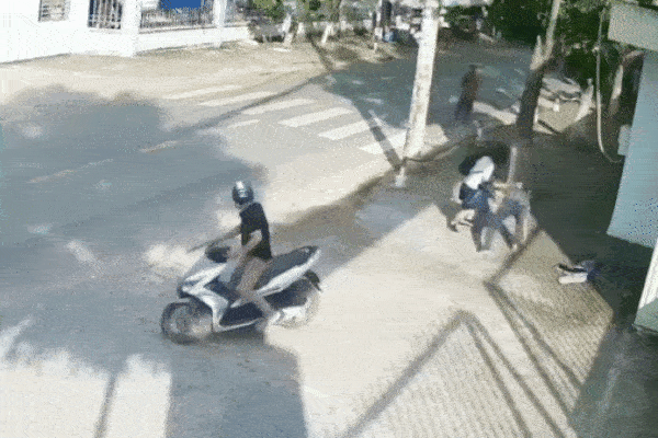 Cố gắng đuổi theo xe rác để vứt đồ, người đàn ông gặp tai nạn đầy đau đớn-2