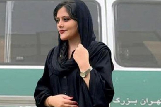 Cô gái tử vong vì một chiếc khăn trùm đầu khiến cả nước sục sôi