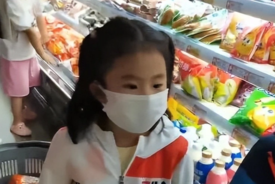 “Tiền ăn vặt 1 ngày dưới 20.000”, cách tỷ phú dạy con tiêu tiền