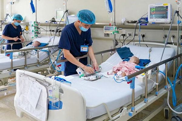 Nhiều bệnh viện ở Hà Nội quá tải bệnh nhi, một bác sĩ chăm 20 trẻ-4