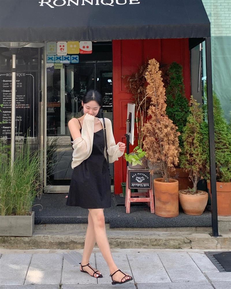 10 cách mặc váy hai dây hợp với mùa thu-4