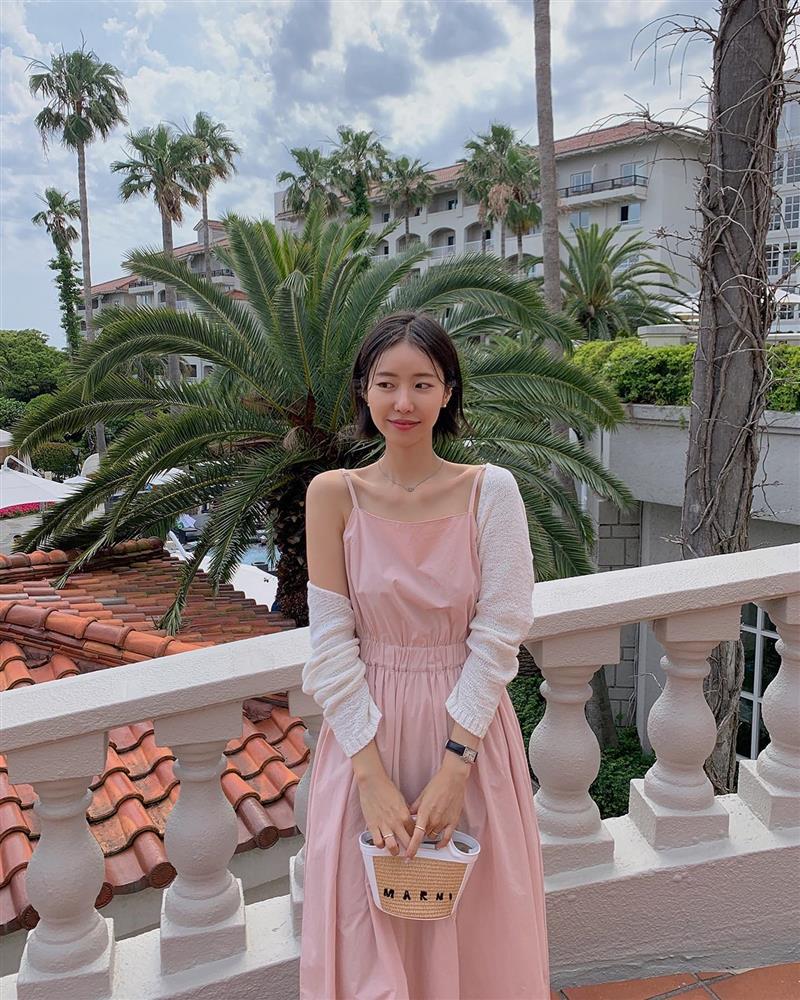 10 cách mặc váy hai dây hợp với mùa thu-6