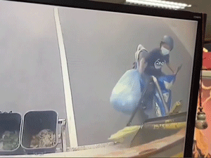 Cố gắng đuổi theo xe rác để vứt đồ, người đàn ông gặp tai nạn đầy đau đớn-1