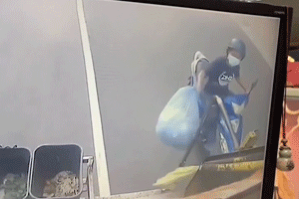 Cố gắng đuổi theo xe rác để vứt đồ, người đàn ông gặp tai nạn đầy đau đớn