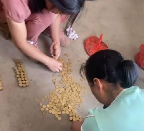 Xôn xao cụ ông qua đời để lại cả tủ tiền, con cháu ngồi hì hục đếm-1