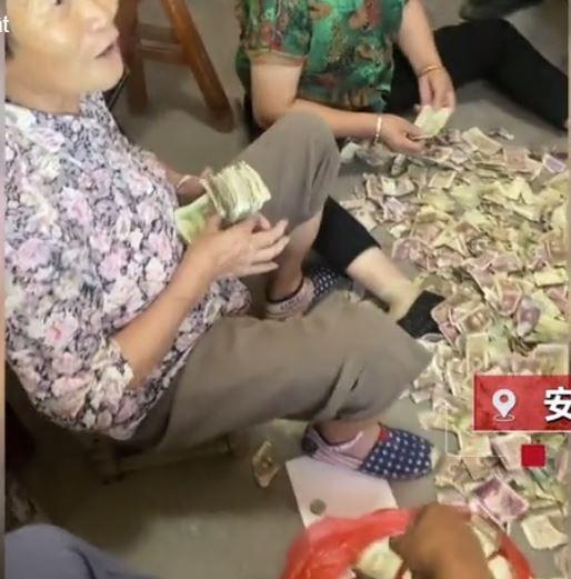 Xôn xao cụ ông qua đời để lại cả tủ tiền, con cháu ngồi hì hục đếm-2