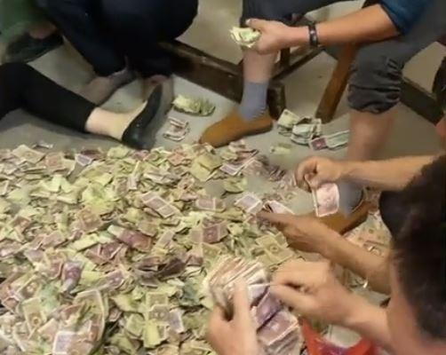 Xôn xao cụ ông qua đời để lại cả tủ tiền, con cháu ngồi hì hục đếm-3