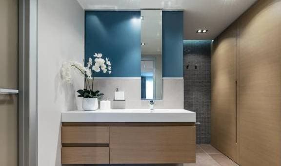 Phòng tắm không có cửa sổ, tối tăm, ẩm thấp và có mùi hôi: Làm thế nào để cứu nó?-1