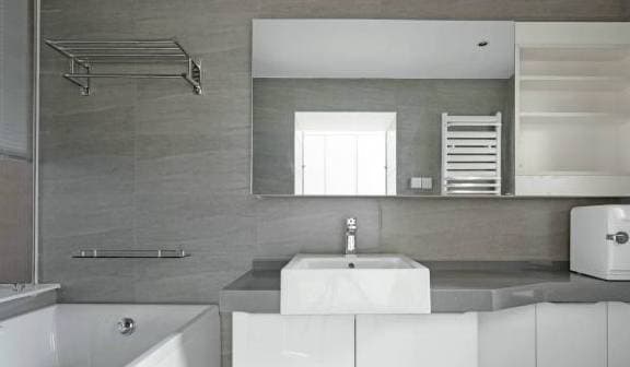 Phòng tắm không có cửa sổ, tối tăm, ẩm thấp và có mùi hôi: Làm thế nào để cứu nó?-9