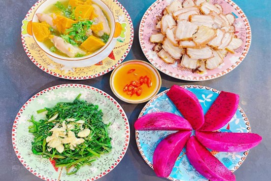 Ông xã không khoái nhà hàng vì chỉ loanh quanh buffet hoặc lẩu, vợ đảm trổ tài cơm nhà ngon miệng, bày biện đẹp mắt