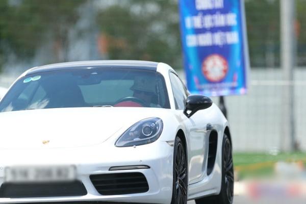 Tóm gọn thủ môn Bùi Tiến Dũng lái siêu xe đến sân tập-1