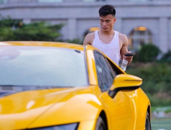 Tóm gọn thủ môn Bùi Tiến Dũng lái siêu xe đến sân tập-7