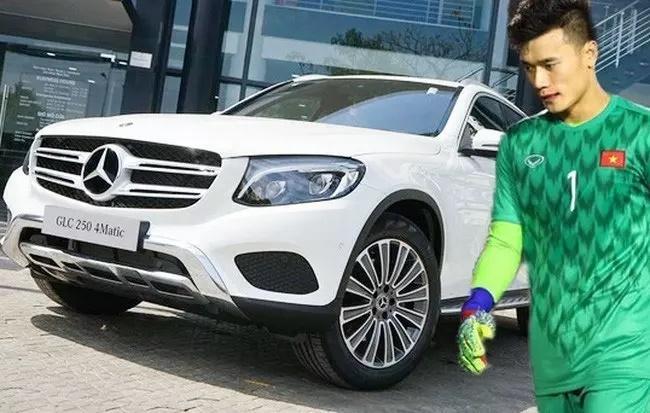 Tóm gọn thủ môn Bùi Tiến Dũng lái siêu xe đến sân tập-10