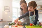 Nhiều lợi ích không ngờ khi dạy con nấu ăn từ nhỏ