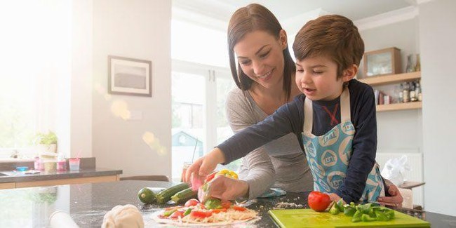 Nhiều lợi ích không ngờ khi dạy con nấu ăn từ nhỏ-1