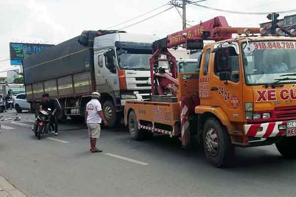 Xe tải mất phanh, lao xuống dốc đâm trúng hàng loạt xe chạy phía trước-1