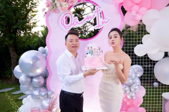 Shark Bình đăng ảnh hôn má Phương Oanh cực ngọt-4