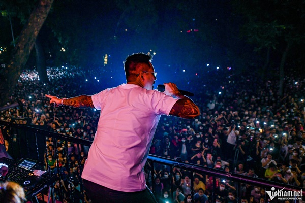 Ca sĩ Tuấn Hưng quỳ khóc cảm ơn hàng nghìn người ở phố đi bộ-1