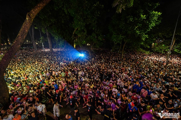 Ca sĩ Tuấn Hưng quỳ khóc cảm ơn hàng nghìn người ở phố đi bộ-2