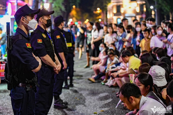 Ca sĩ Tuấn Hưng quỳ khóc cảm ơn hàng nghìn người ở phố đi bộ-3