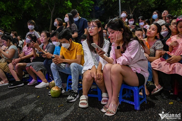 Ca sĩ Tuấn Hưng quỳ khóc cảm ơn hàng nghìn người ở phố đi bộ-5