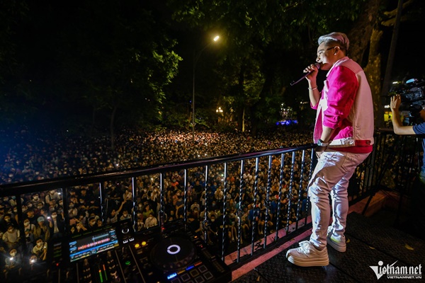 Ca sĩ Tuấn Hưng quỳ khóc cảm ơn hàng nghìn người ở phố đi bộ-6