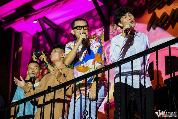 Ca sĩ Tuấn Hưng quỳ khóc cảm ơn hàng nghìn người ở phố đi bộ-7