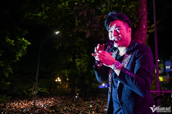 Ca sĩ Tuấn Hưng quỳ khóc cảm ơn hàng nghìn người ở phố đi bộ-8