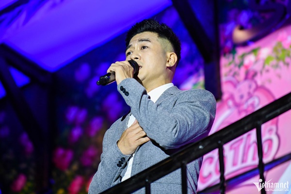 Ca sĩ Tuấn Hưng quỳ khóc cảm ơn hàng nghìn người ở phố đi bộ-9