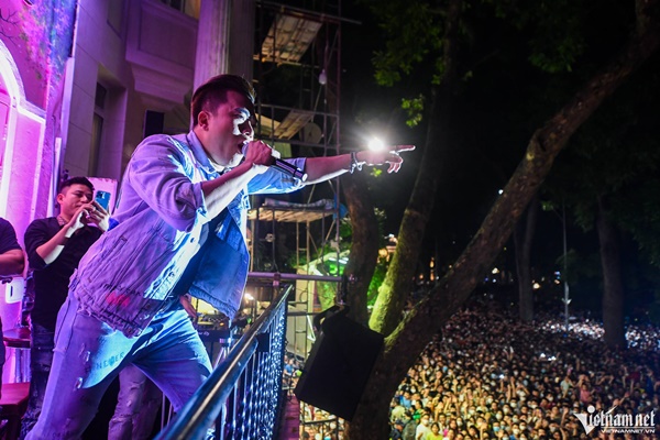 Ca sĩ Tuấn Hưng quỳ khóc cảm ơn hàng nghìn người ở phố đi bộ-10