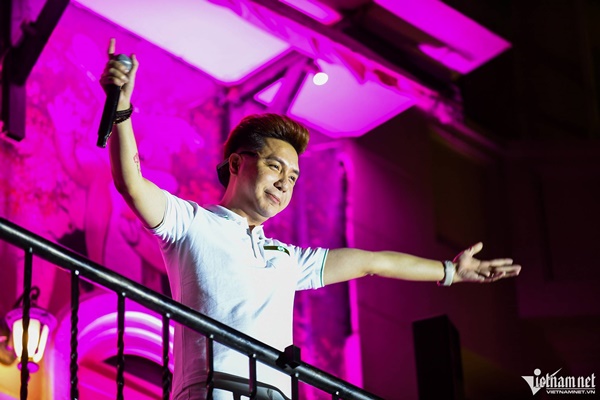 Ca sĩ Tuấn Hưng quỳ khóc cảm ơn hàng nghìn người ở phố đi bộ-11