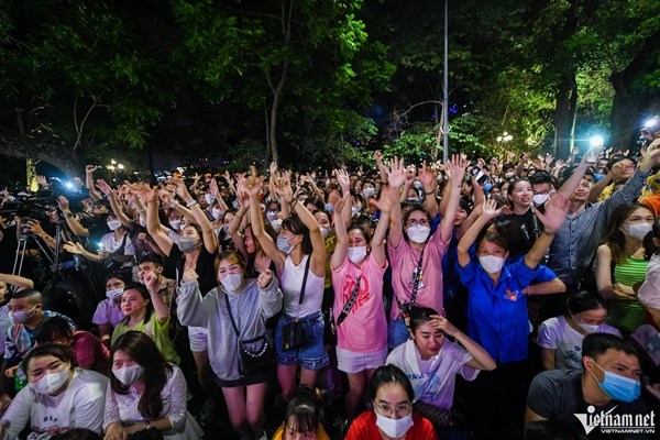 Ca sĩ Tuấn Hưng quỳ khóc cảm ơn hàng nghìn người ở phố đi bộ-12