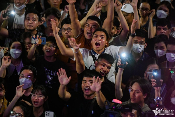 Ca sĩ Tuấn Hưng quỳ khóc cảm ơn hàng nghìn người ở phố đi bộ-14