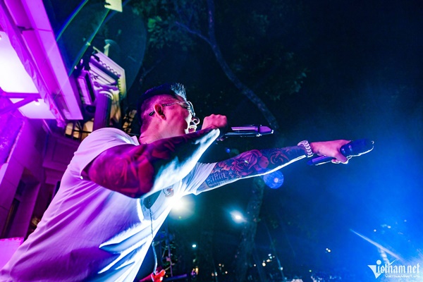 Ca sĩ Tuấn Hưng quỳ khóc cảm ơn hàng nghìn người ở phố đi bộ-17