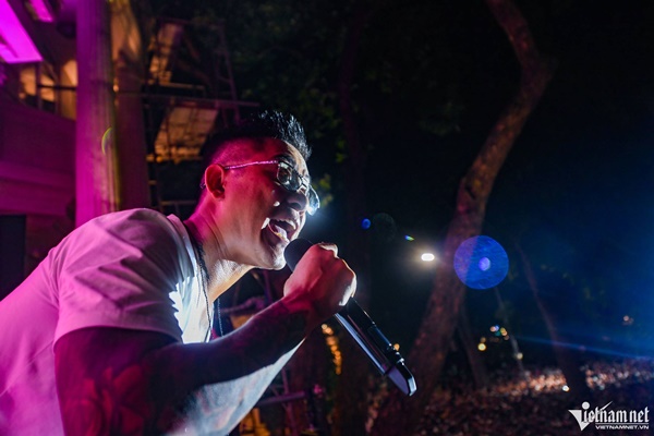 Ca sĩ Tuấn Hưng quỳ khóc cảm ơn hàng nghìn người ở phố đi bộ-18