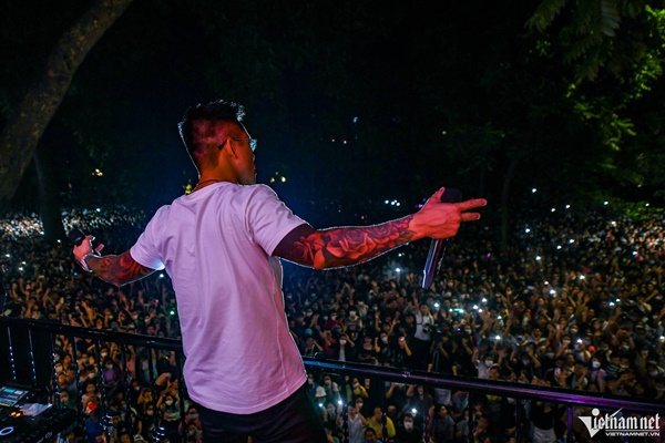 Ca sĩ Tuấn Hưng quỳ khóc cảm ơn hàng nghìn người ở phố đi bộ-19