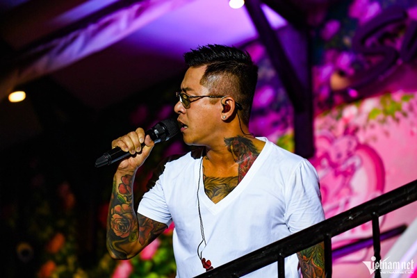 Ca sĩ Tuấn Hưng quỳ khóc cảm ơn hàng nghìn người ở phố đi bộ-20