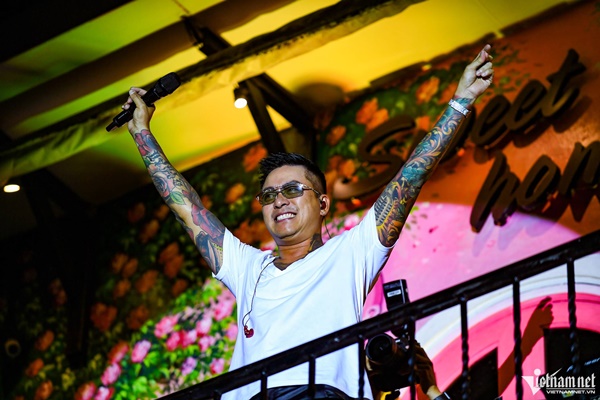 Ca sĩ Tuấn Hưng quỳ khóc cảm ơn hàng nghìn người ở phố đi bộ-21