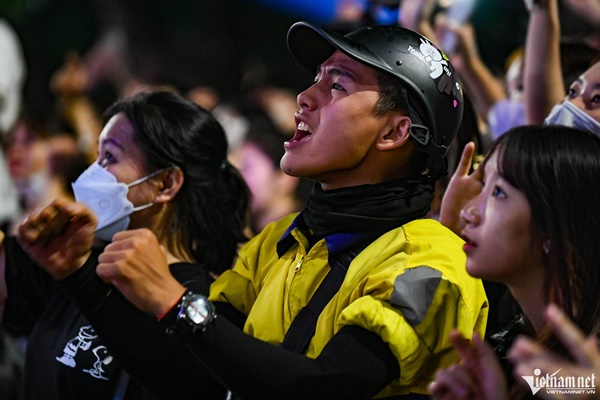 Ca sĩ Tuấn Hưng quỳ khóc cảm ơn hàng nghìn người ở phố đi bộ-22