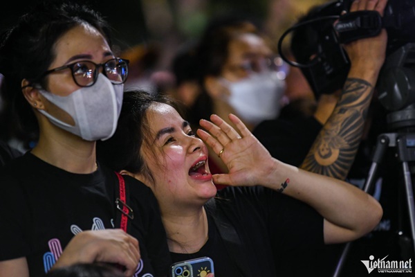 Ca sĩ Tuấn Hưng quỳ khóc cảm ơn hàng nghìn người ở phố đi bộ-23