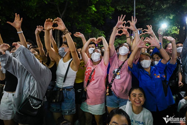 Ca sĩ Tuấn Hưng quỳ khóc cảm ơn hàng nghìn người ở phố đi bộ-24