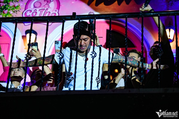 Ca sĩ Tuấn Hưng quỳ khóc cảm ơn hàng nghìn người ở phố đi bộ-25