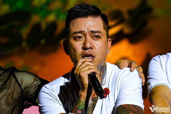 Ca sĩ Tuấn Hưng quỳ khóc cảm ơn hàng nghìn người ở phố đi bộ-26